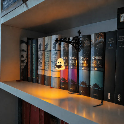 👻 Ghost Bookshelf Lantern – Cute Reading Ghost LED Night Light for Bookshelves, Cozy Room & Halloween Decor