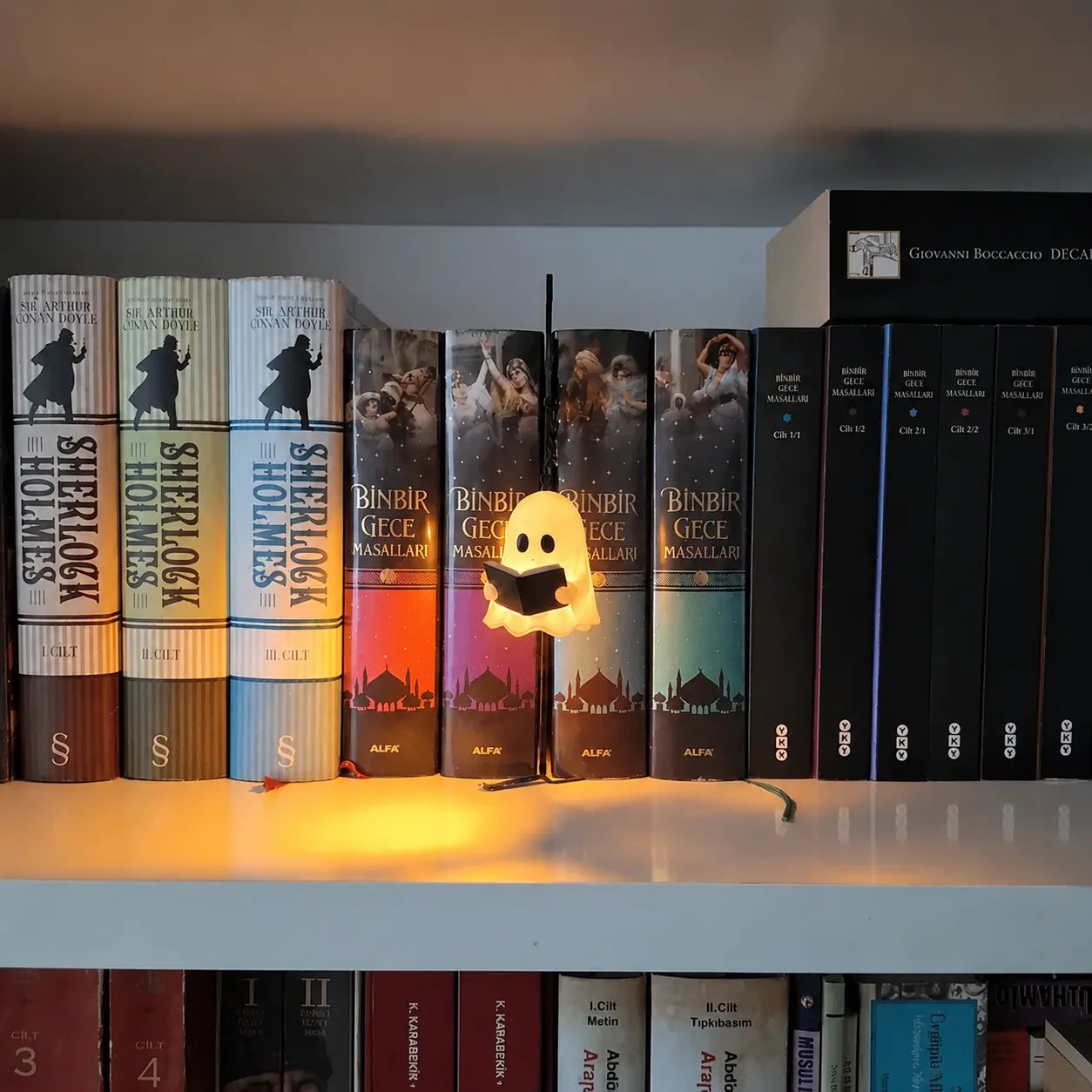👻 Ghost Bookshelf Lantern – Cute Reading Ghost LED Night Light for Bookshelves, Cozy Room & Halloween Decor